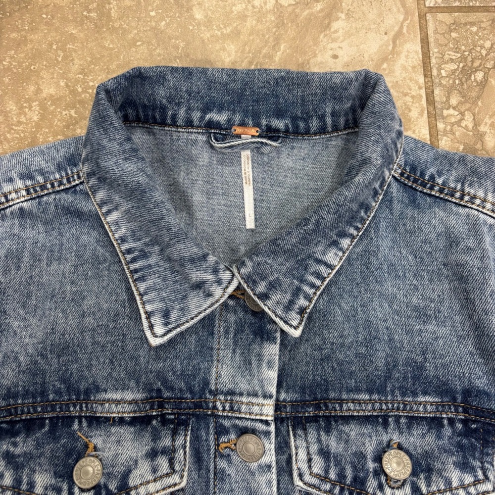 Free People Rumors  Blue Acid Wash Denim Trucker Jacket Womens Large‎ - Picture 4 of 16